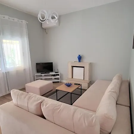 Cozy Villa, Beach. *